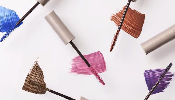 تفاوت ریمل های رنگی و مشکی؛ کدام مناسب‌ تر است؟